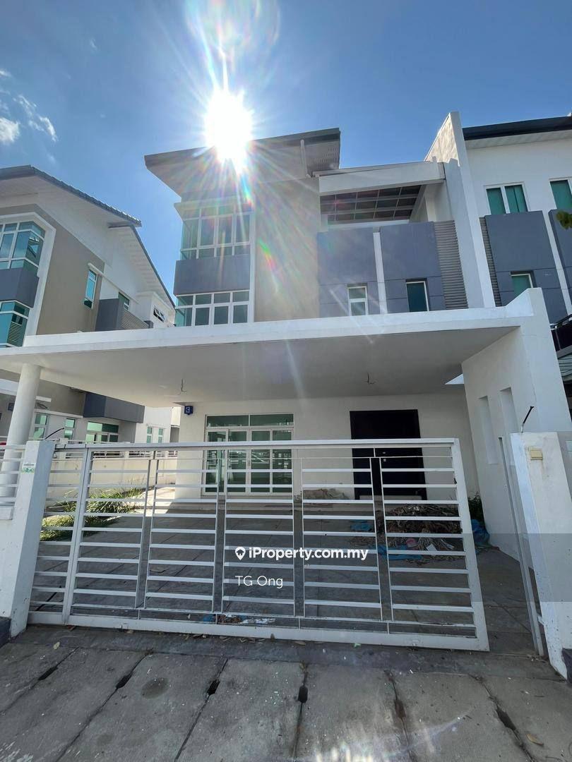 Hot Units Rare in Market 3 Storey Semi D Near Queensbay