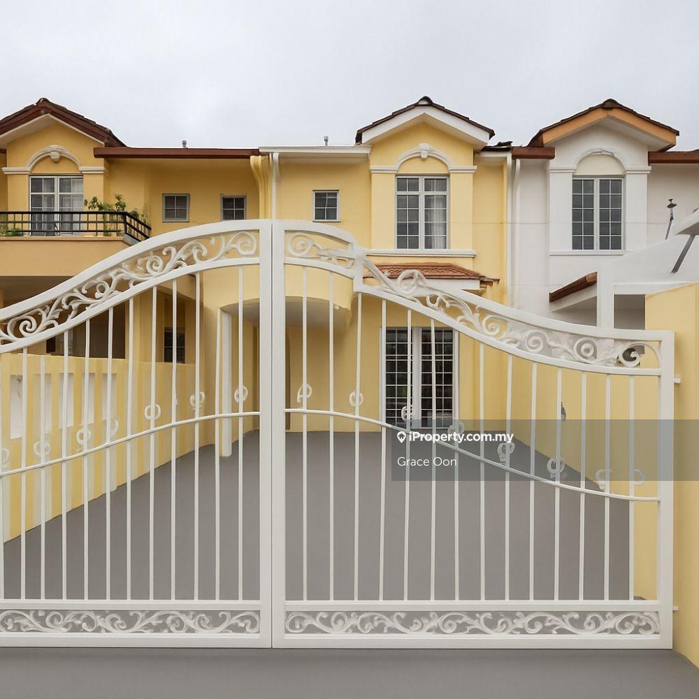 Good Condition 2 sty house 1400 sft gated guarded