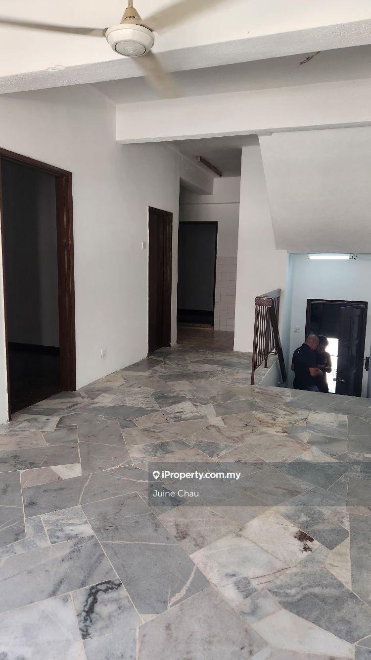 Shop Apartment for sale in puchong 
