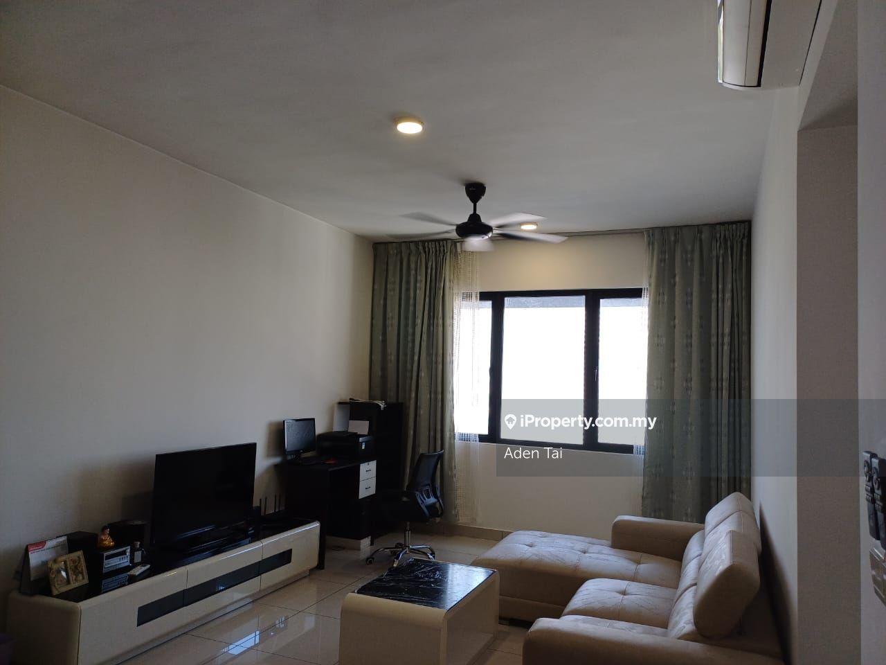3 rooms big unit, fully furnished, near MRT, wifi provided, 2 carparks