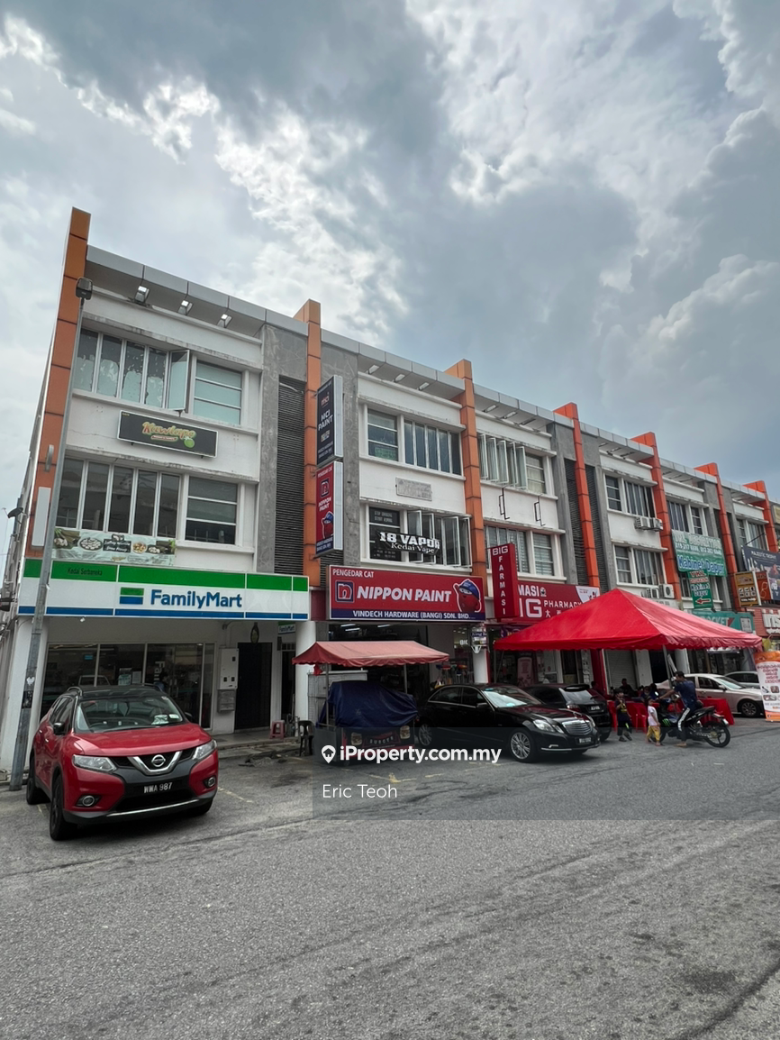 Facing main road, High Exposure & Visibility