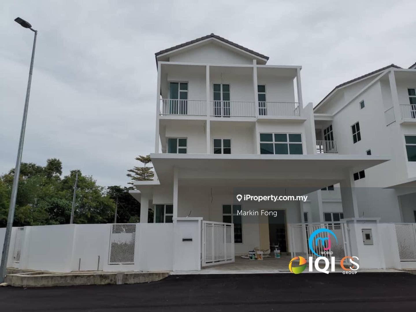 2 1/2 Storey Semi D For Sale