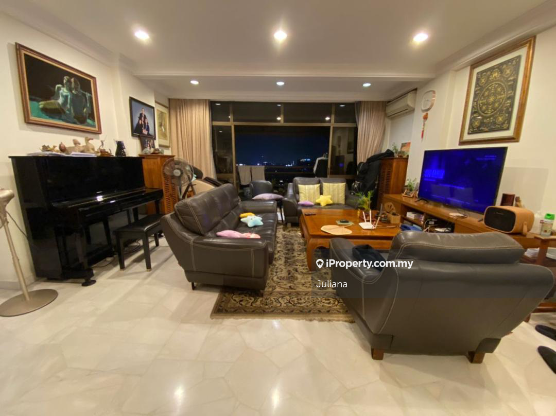 Spacious 3-bedroom condo with stunning unblocked view