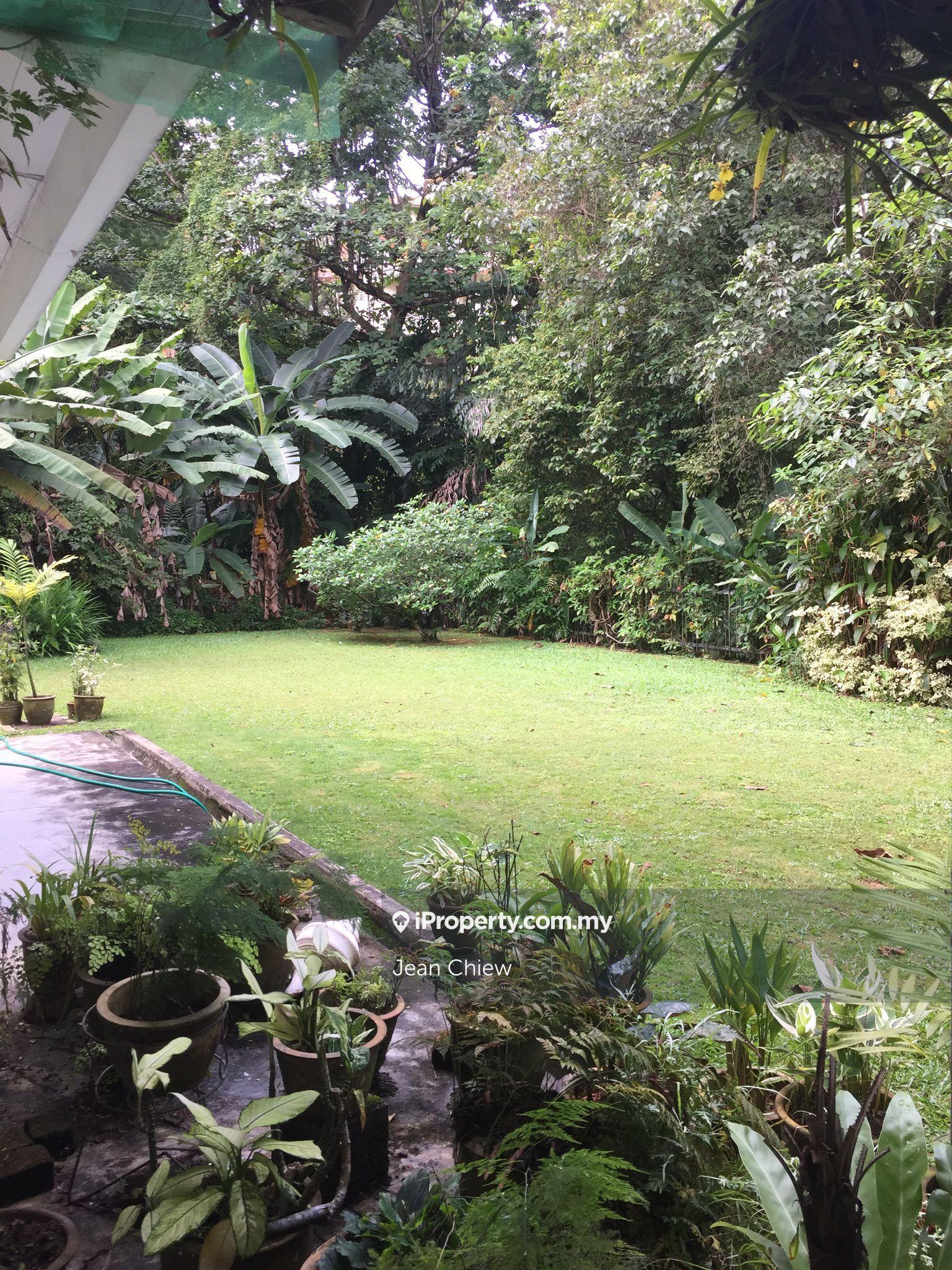 2.5 storey detached house with big garden in established PJ