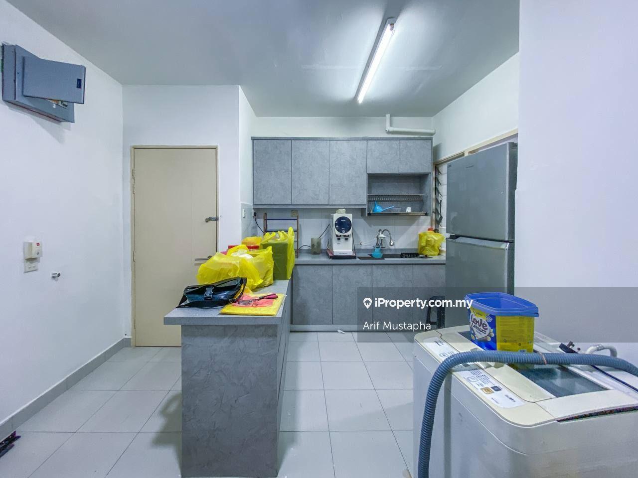 Corner unit! Bigger sqft! With extra window! Renovated unit!