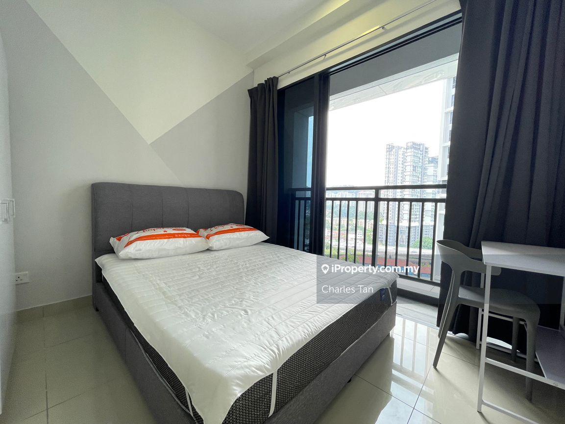Male Balcony room for rent! Free Wifi!