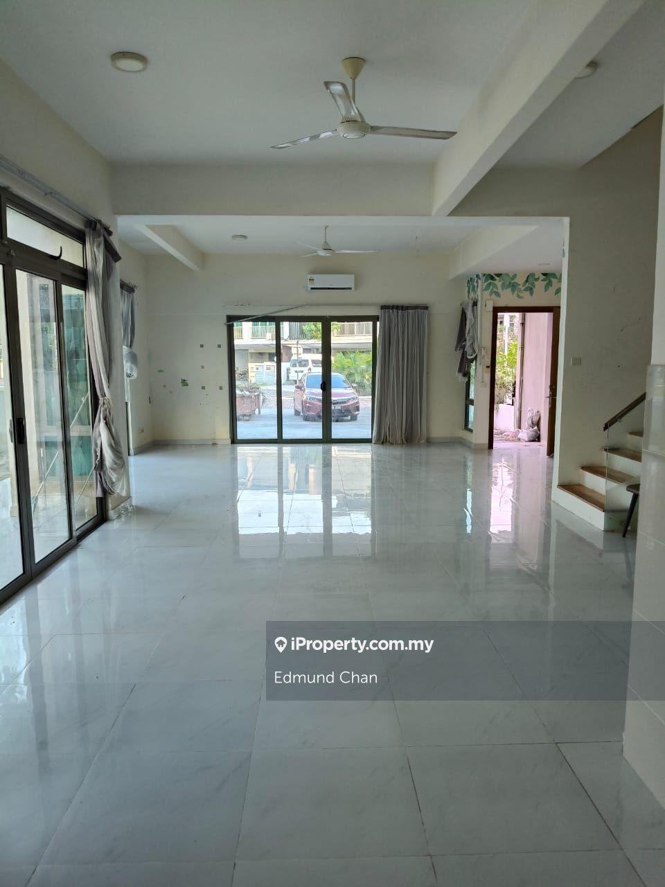 Below market price 3 sty super link endlot house D'island Puchong