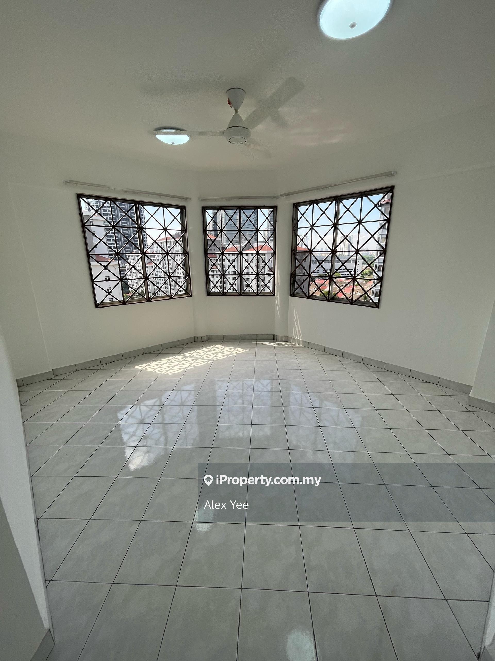 Pool view, corner unit, newly refurbish, family place w tight security
