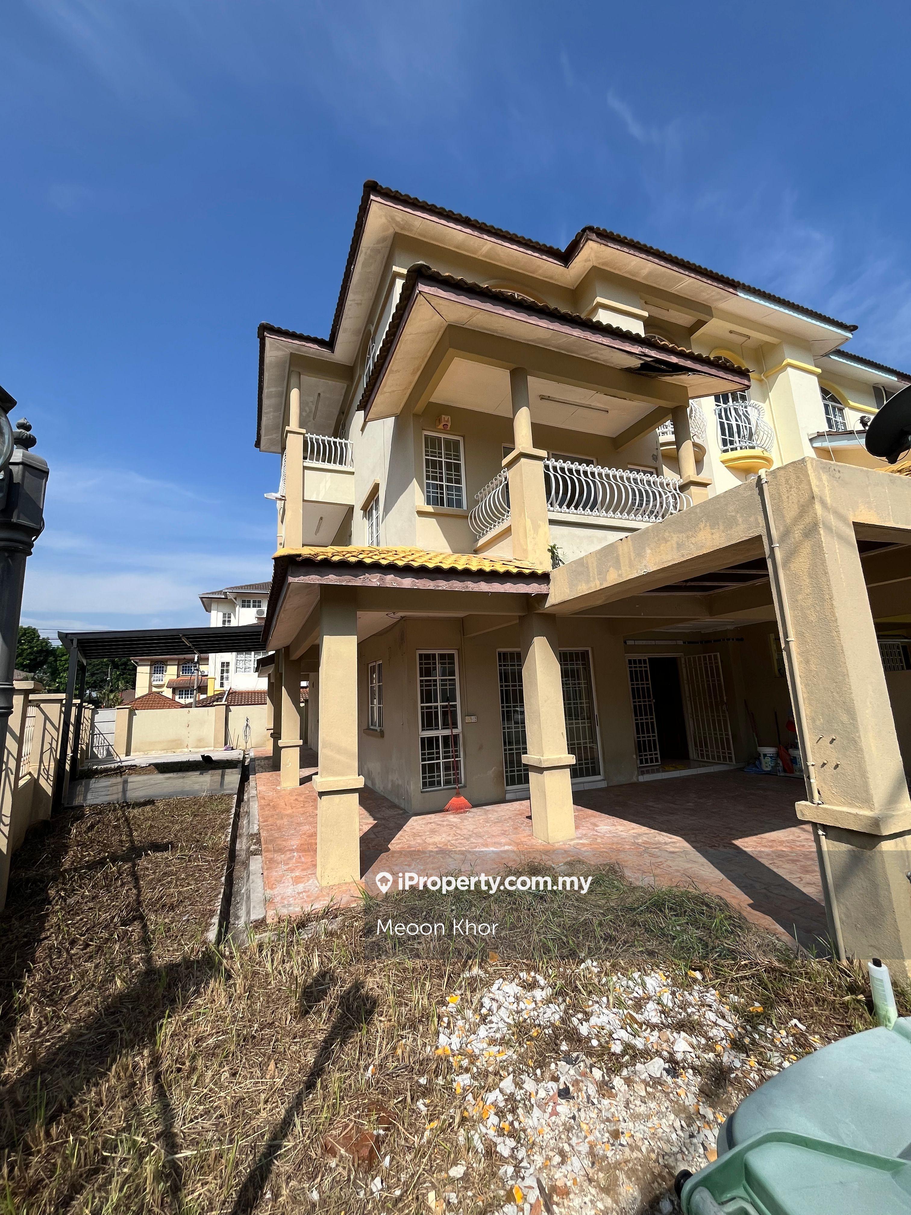 Rare Find! Freehold Spacious Endlot 2.5-Sty Terrace with Extra Land