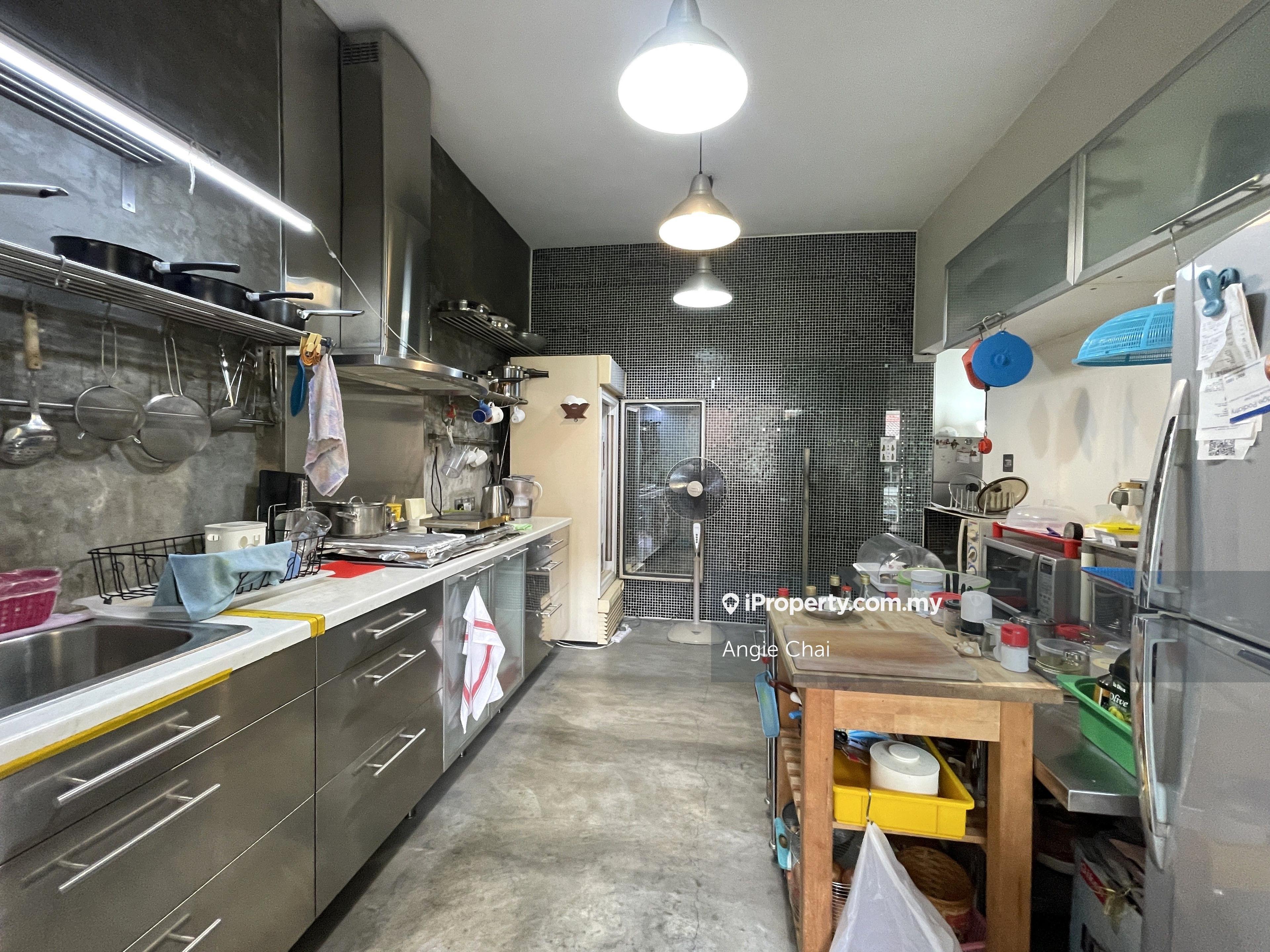 Charming Garden Townhouse in Parkville A Sanctuary for Tranquil Living