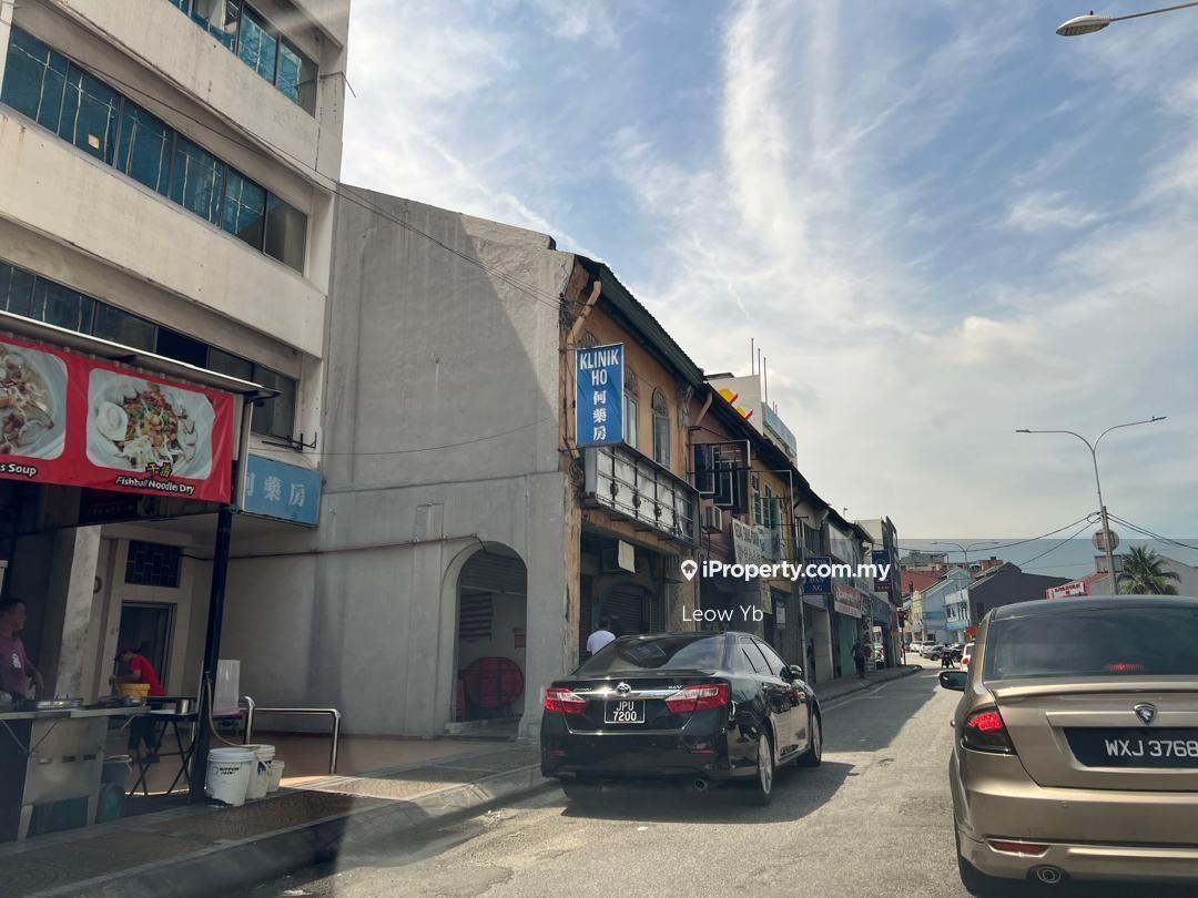 2.5 storey Facing Main Road 20x120 High ROI Shoplot 
