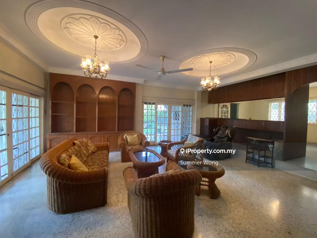 Corner lot with spacious layout, suitable for large families