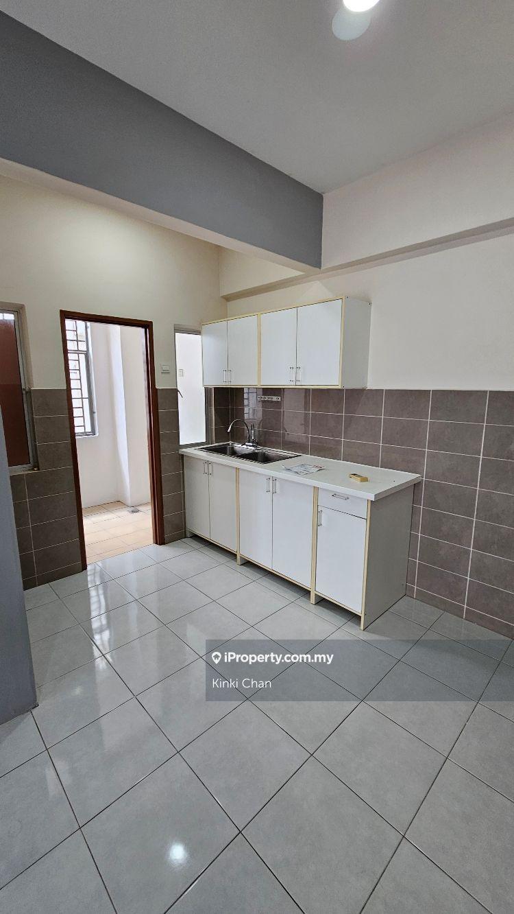 Freehold, close to mrt, partially furnished, 2 car park, nice view