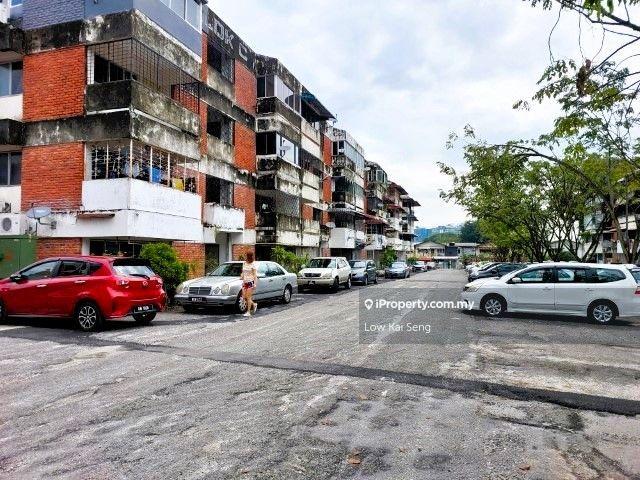 Short walk to wet market, public transport, shopping and amenities