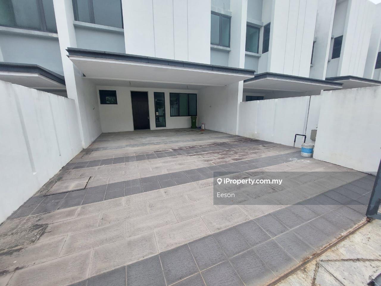 Nice 4.5 Stry House! Perfect Location! Freehold! Best Deal! Full Loan!