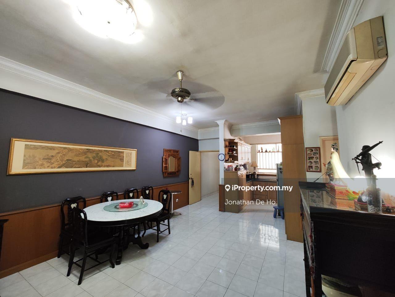 Nice High Floor Renovated Well Maintain unit Short walk Paradigm, Lrt3