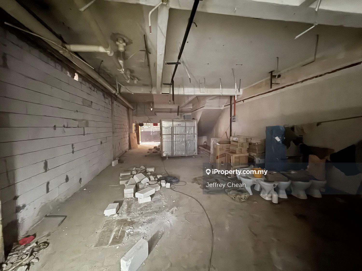 Ground floor shop for rental