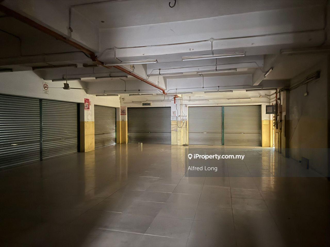 Corner 3sty shop for rent 