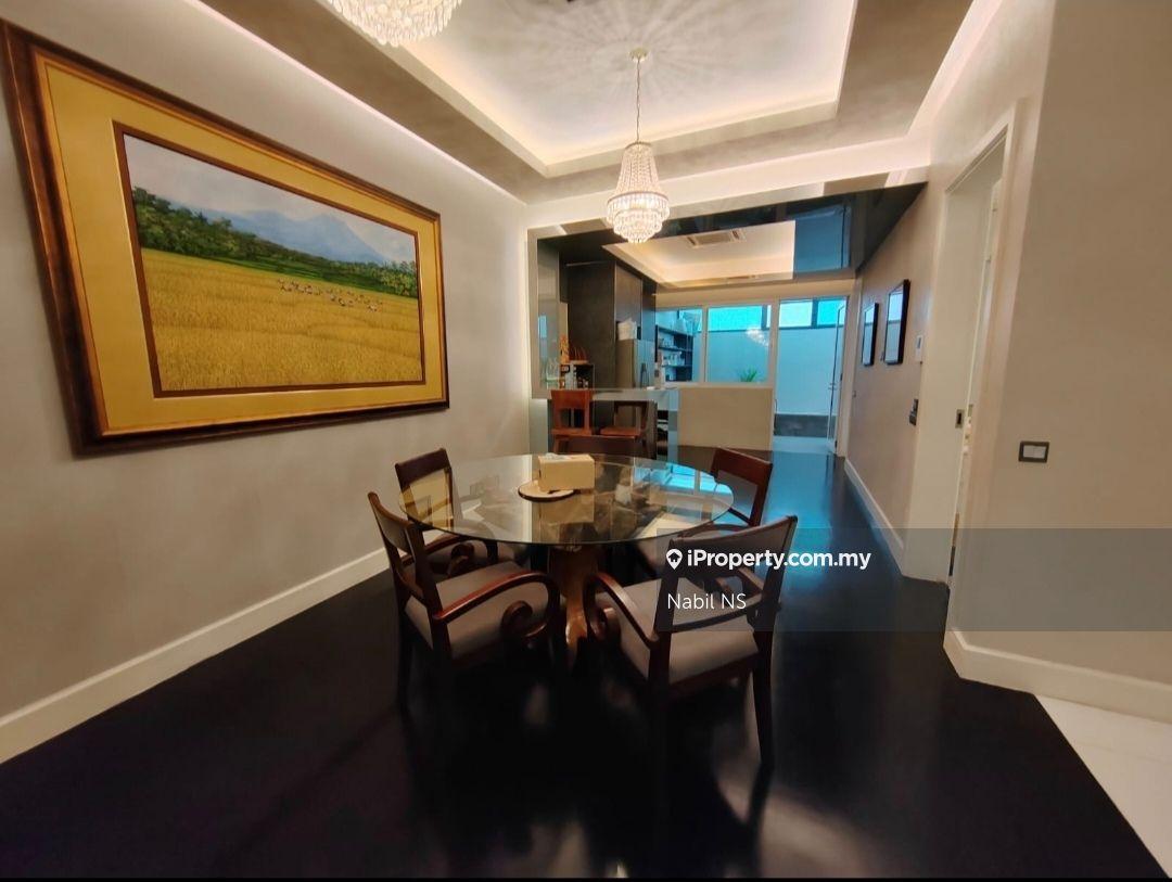 East Residence Exclusive Township 6 Bedrooms Golf Course Fronting