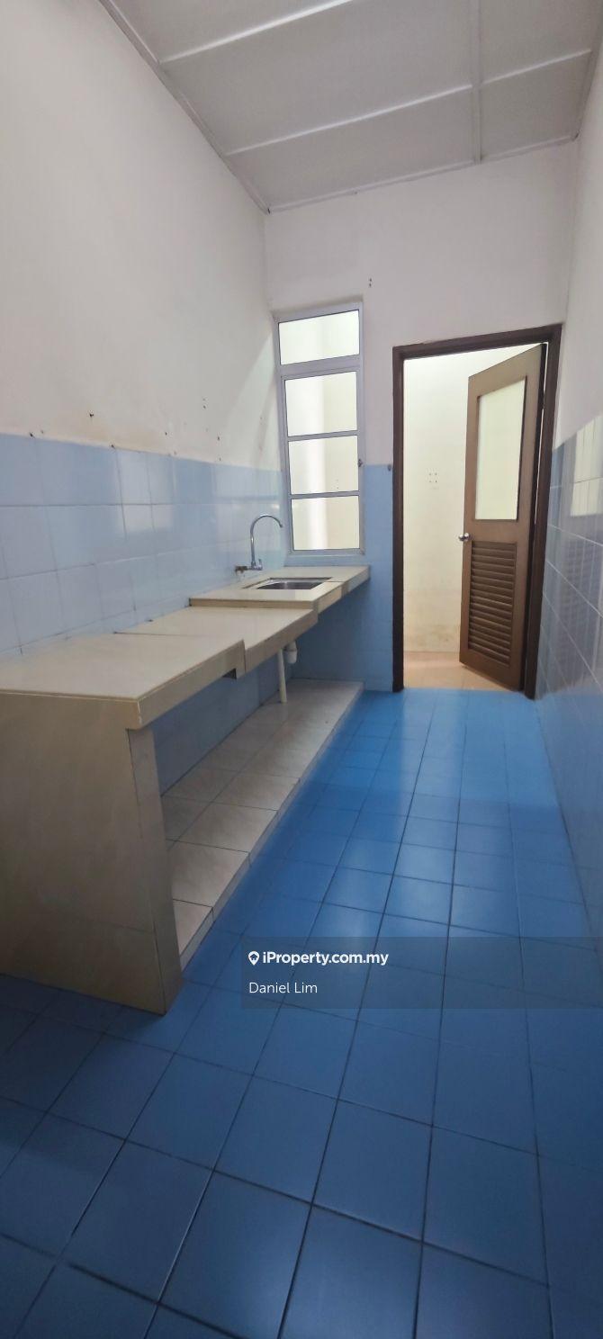 Direct access to Dash Hiway, tip-top condition, strategic location.