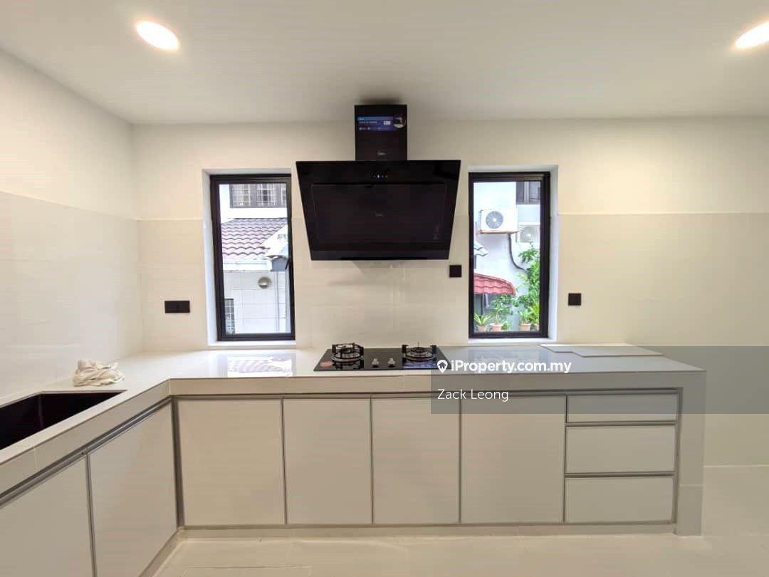 Bu 12 Newly modern design and move in conditions 22x75 freehold