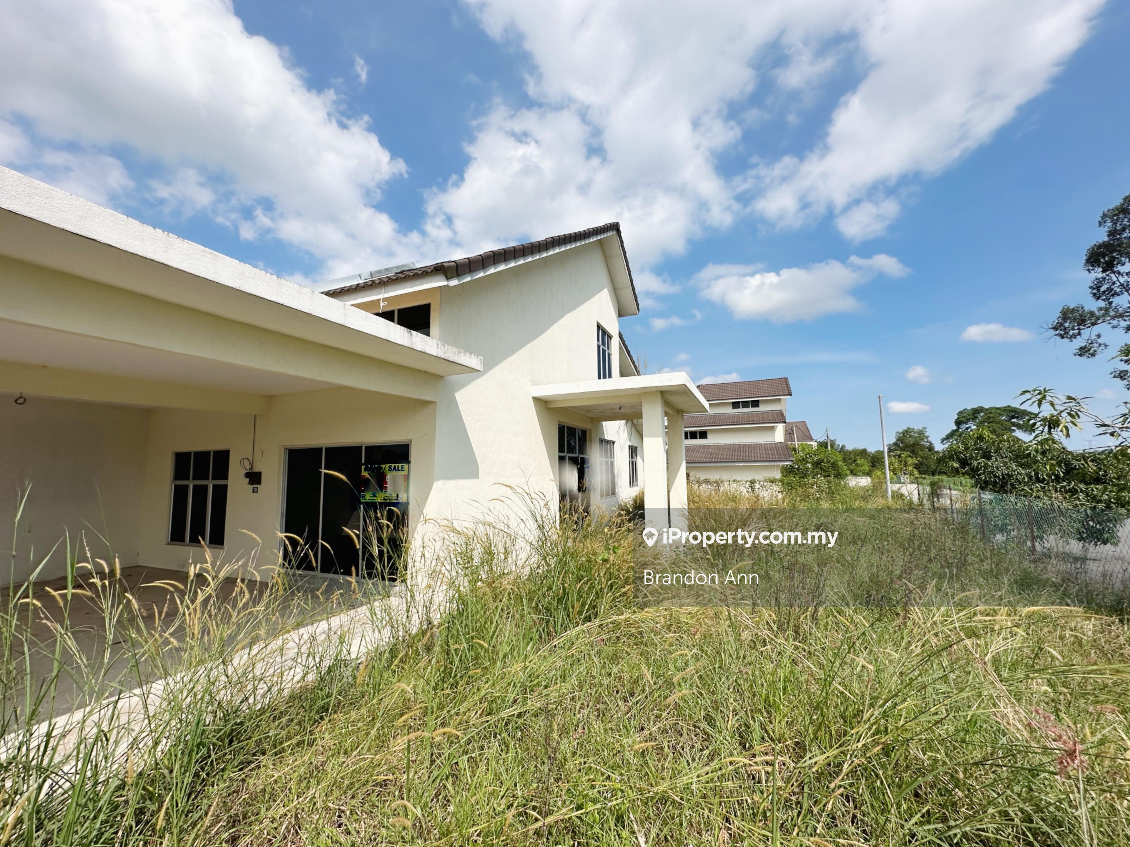 Spacious corner lot