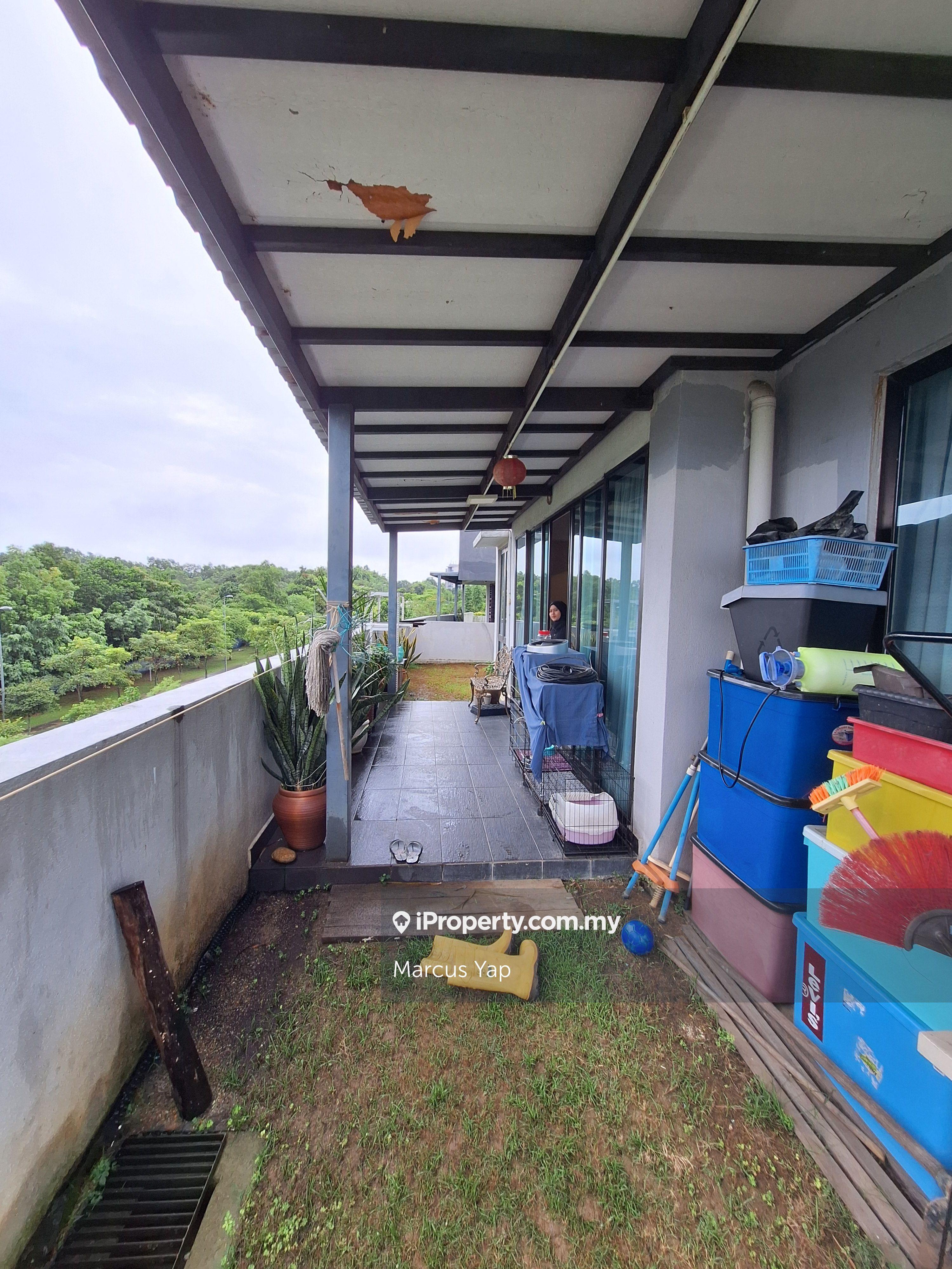 Private Garden unit with 3 car park