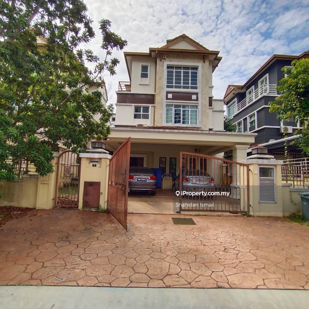 2.5 Storey bungalow,bandar putra permai,berdekatan dengan mrt