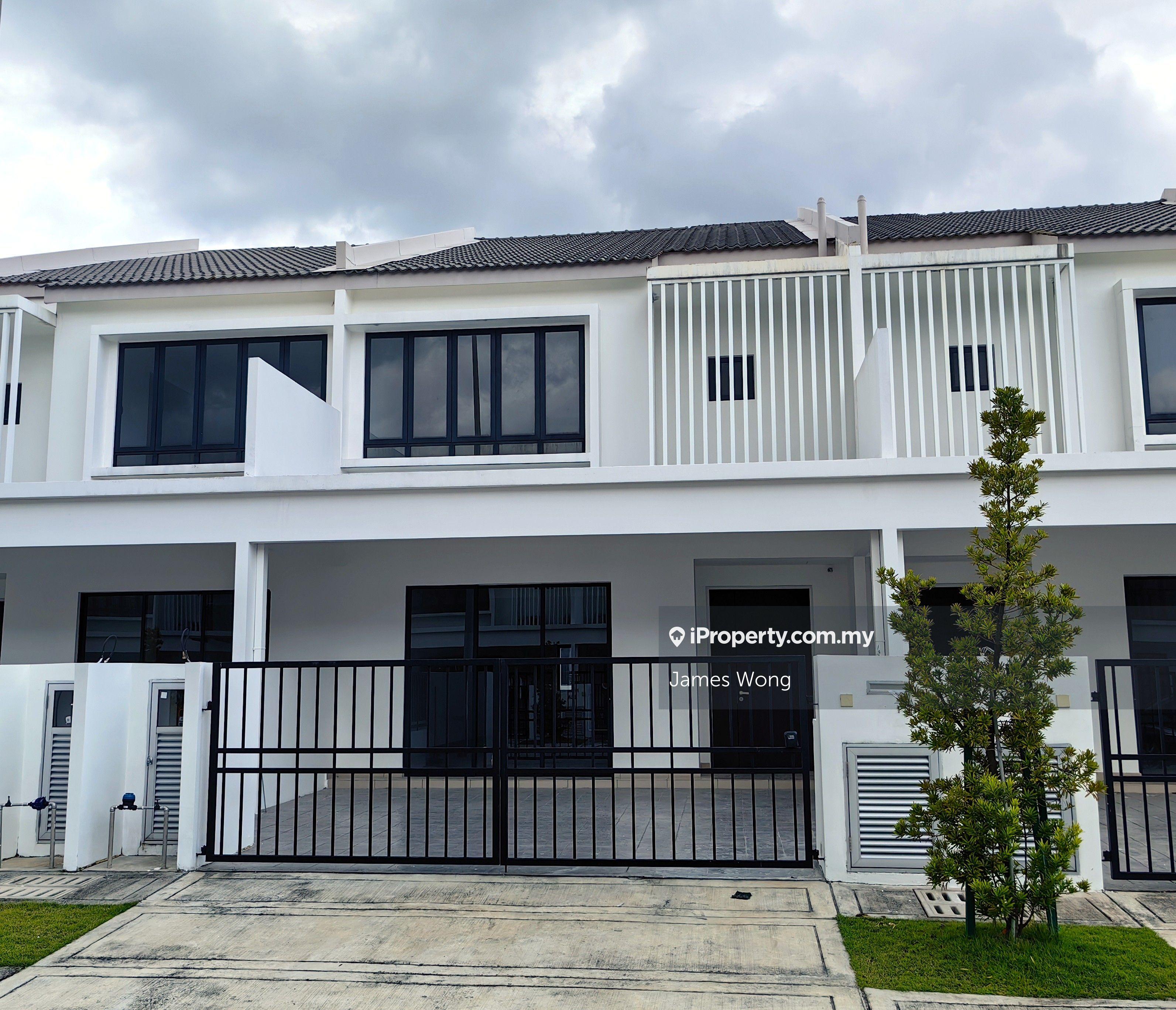 Freehold Sejati Lakeside Terrace House