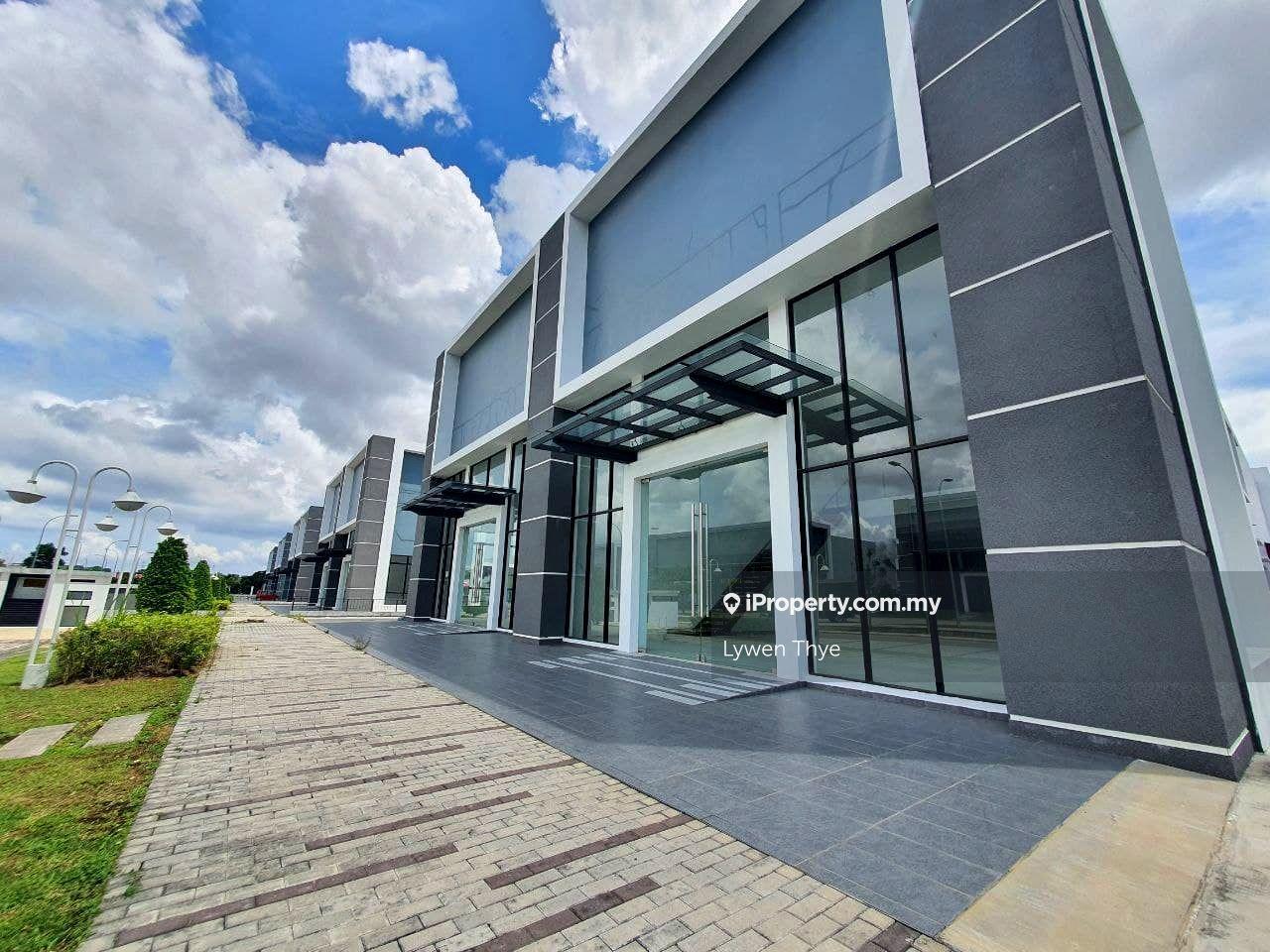 Cluster Factory with Mezzanine Floor Good Condition Retail Warehouse