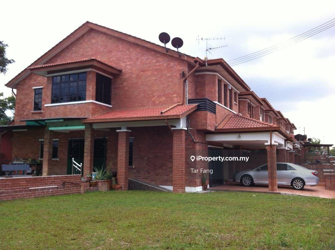 Spacious Corner Lot Terrace House 