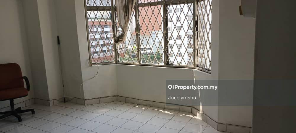 Walking distance to Paradigm mall easy to access LDP kelana jaya