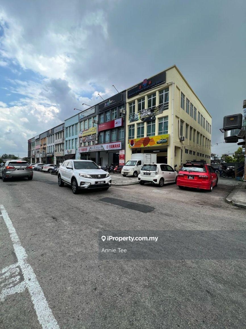 Mount Austin/ 3 Storey Shoplot/ Hot location