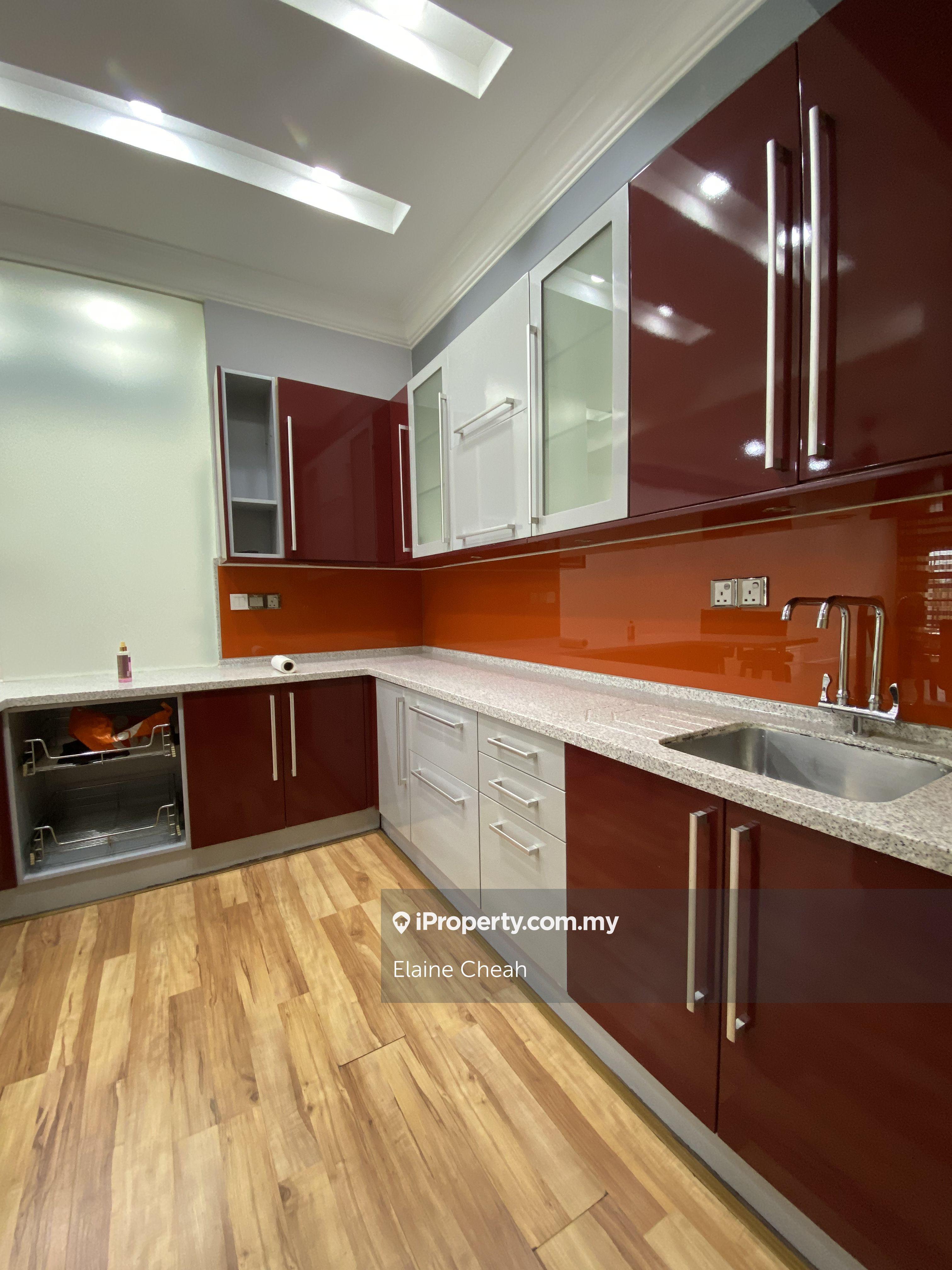 Extensive Renovated, Short walk to Publika Shopping Mall