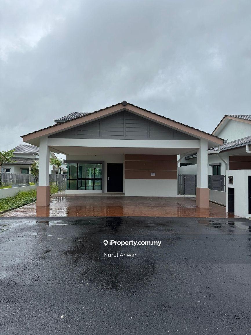 Guarded. Single Storey Semi D Taman Nusa Cinta, Setia Fontaines. 