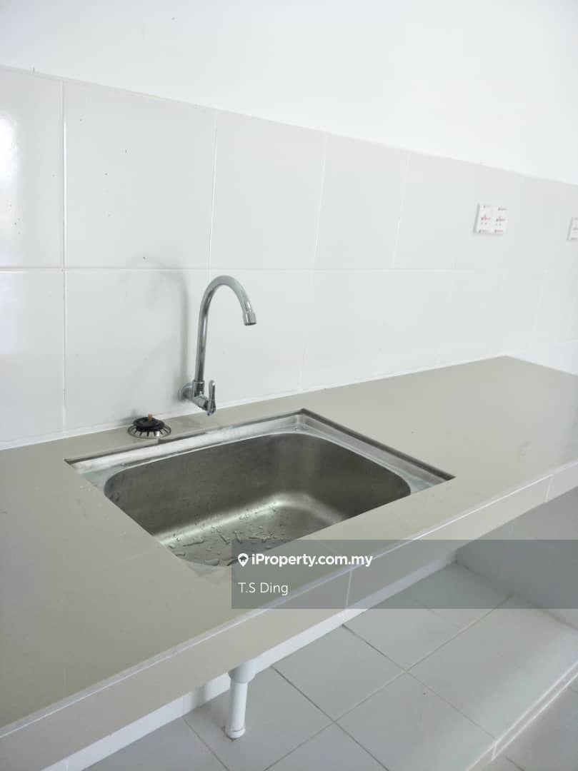 Good condition and near shoplots