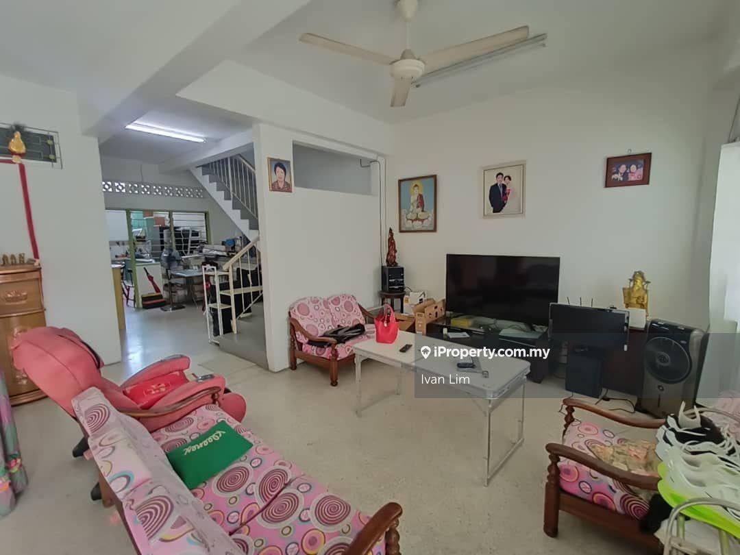 Double Storey Terrace @ Seksyen 17, Nice place to stay 