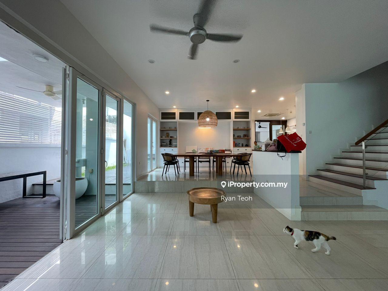 Tip-top Condition, Endlot, Semi D, Huge Walk in Wardrobe, Fully Reno
