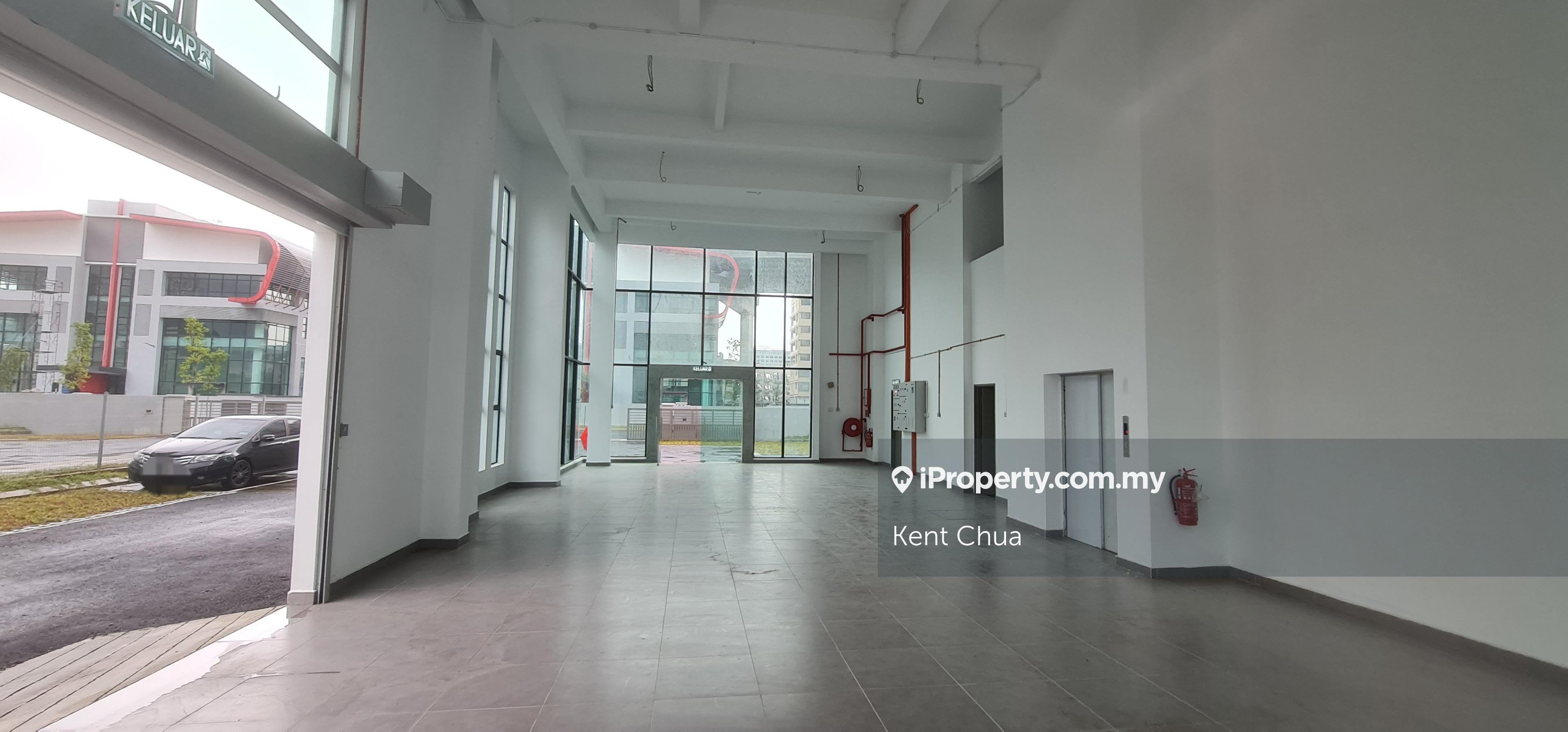 Brand new semi detached factory with 2 tons cargo lift!