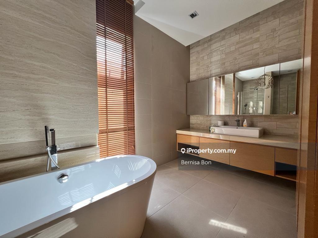 Double volume ceiling,Move in condition,Fully renovated,quiet street.