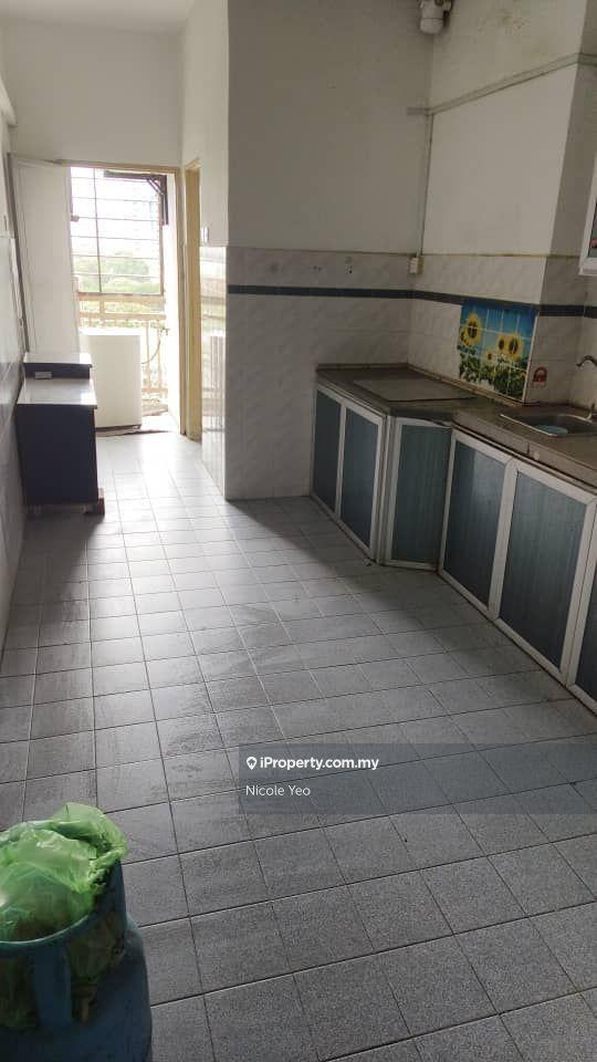 Straits Courts Condo, Ujong Pasir