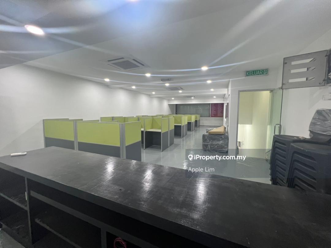 1st floor shop office for rent , 5 mins walking to tarc college