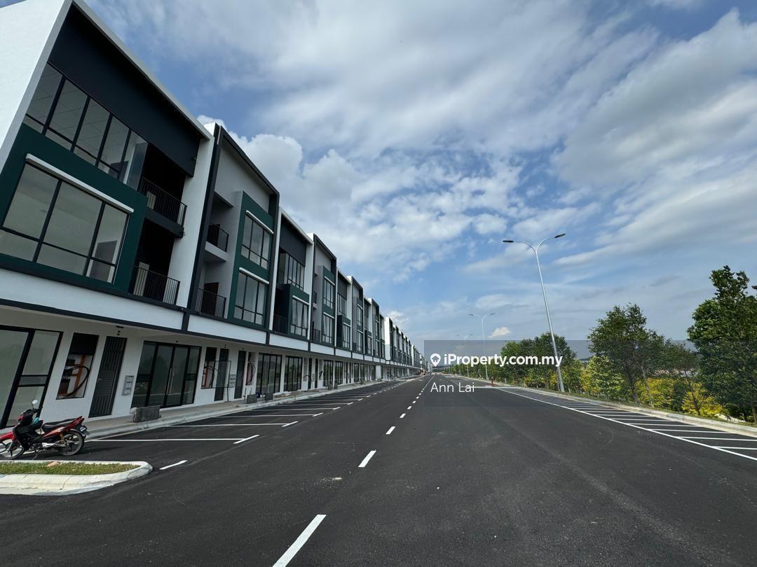 Brand New Unit -Intermediate Lot -Facing Lake -Bumi Lot