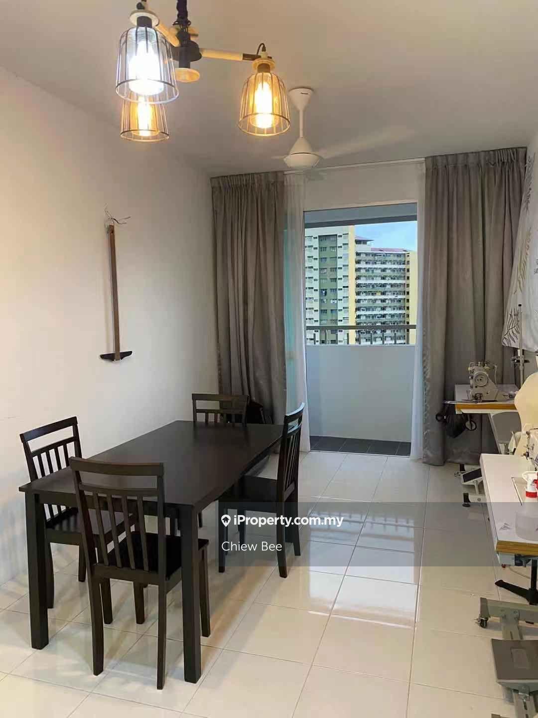 Mid Floor Fully Furnished Corner Unit 900sf with 2 Car Park