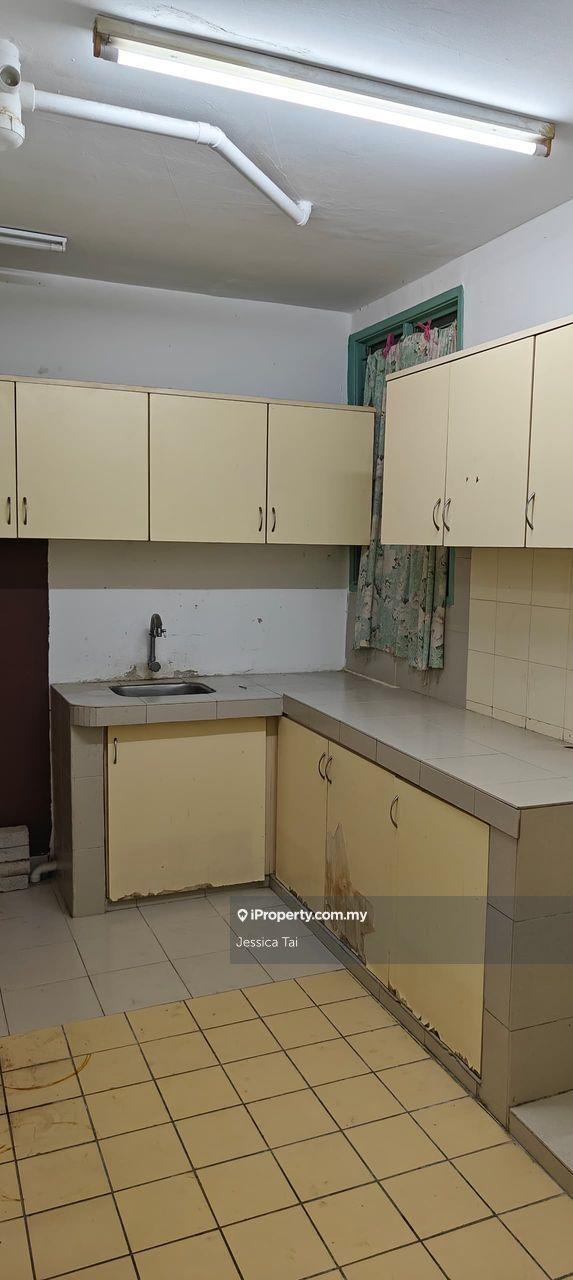 Ground floor unit Freehold Near amenities