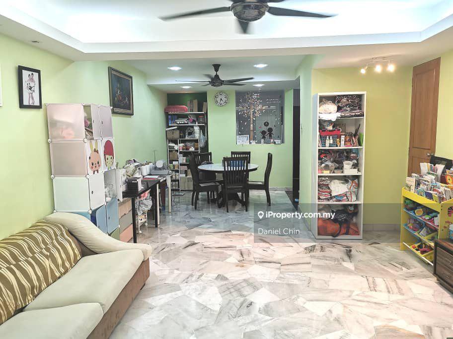 Well Maintain Freehold Terrace / Renovated and Extended