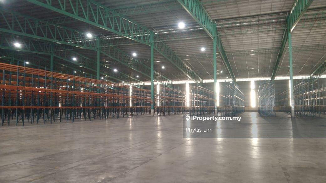 Warehouse in Bukit Jelutong on elevated ground