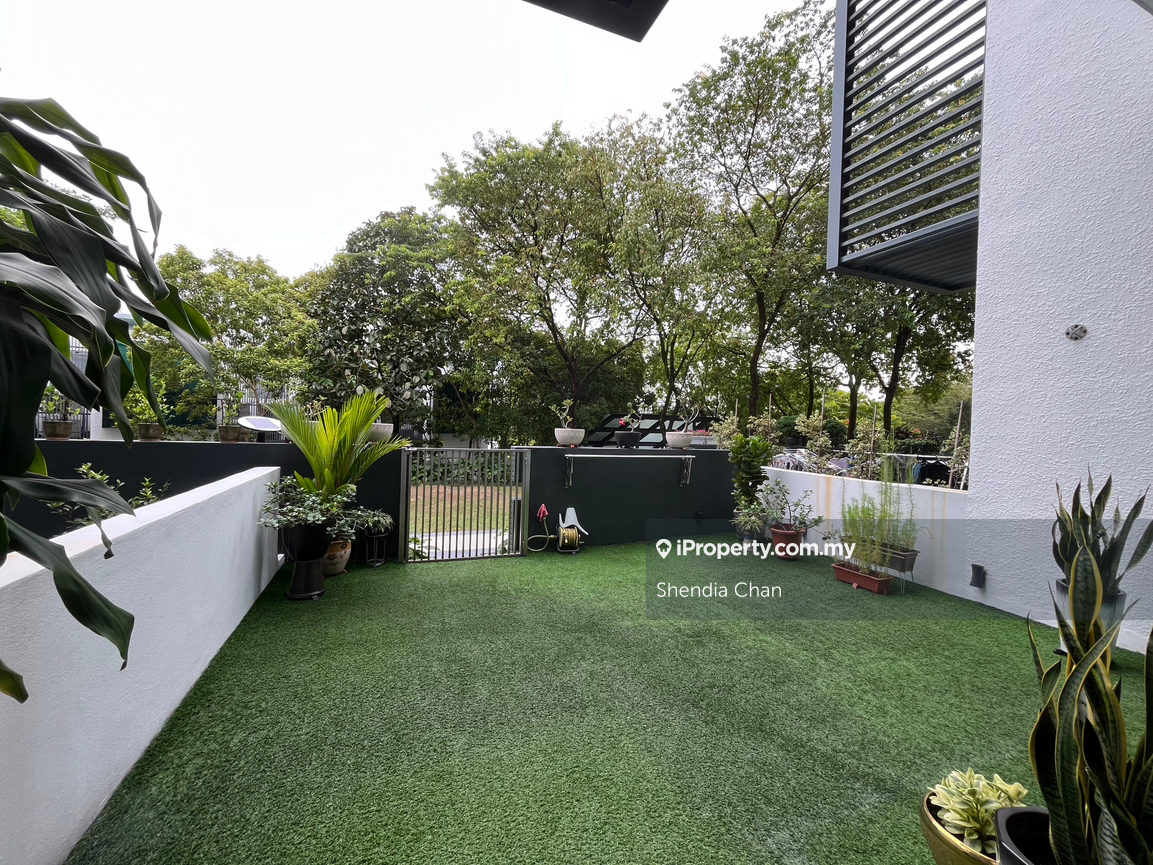 Spacious courtyard garden villa