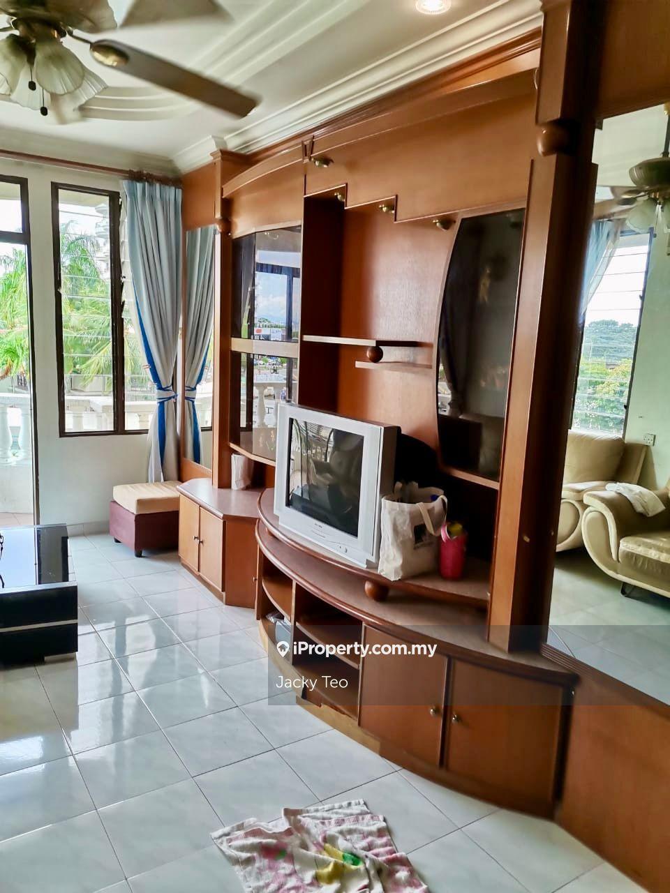 Condo Walking Distance To Gurney Drive with 2 Cars Parking Lot.
