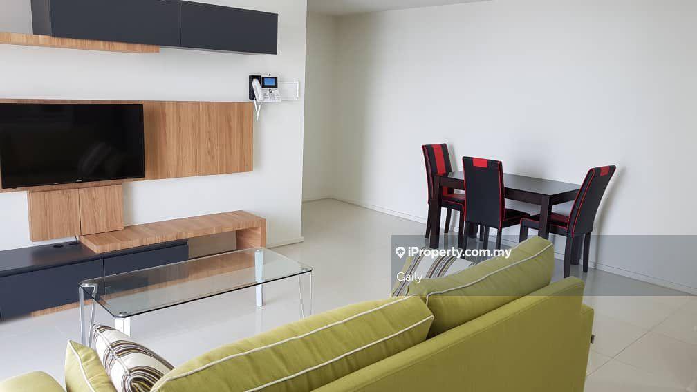 Resort style condo with 6 acres of landscape n facility near amenities